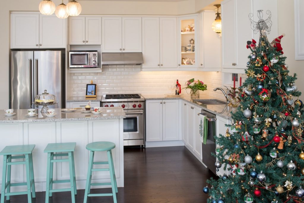 How to Decorate a Kitchen Christmas Tree